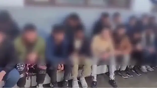 Van'da yolcu otobüsü ile kamyonda kaçak göçmen yakalandı