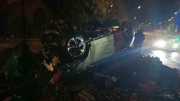 Diyarbakır'da kontrolden çıkan otomobil takla attı: 2 yaralı