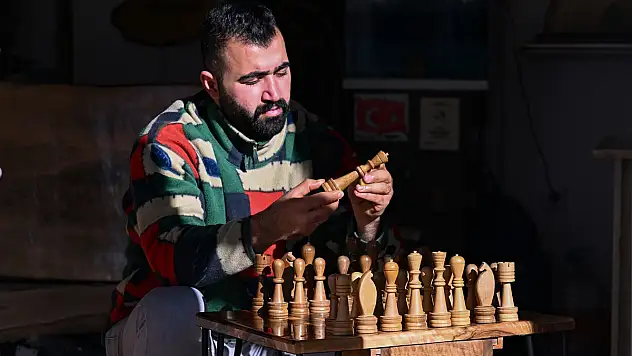 Van'da ahşap kursuna giderek ceviz ağaçlarını satranç takımına dönüştürüyor