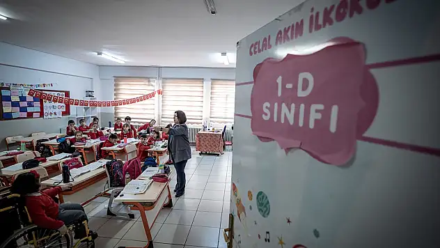 Erzurum'da 'Yılın Öğretmeni' Canan Ulukurt, öğrencilerini geleceğe hazırlıyor