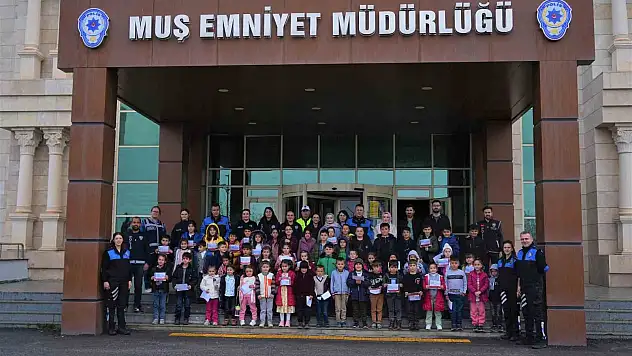 Muş polisimden çocuklara sinema keyfi
