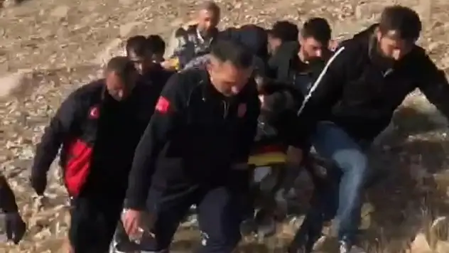 Van'da fren yerine gaza basan sürücü uçuruma uçtu