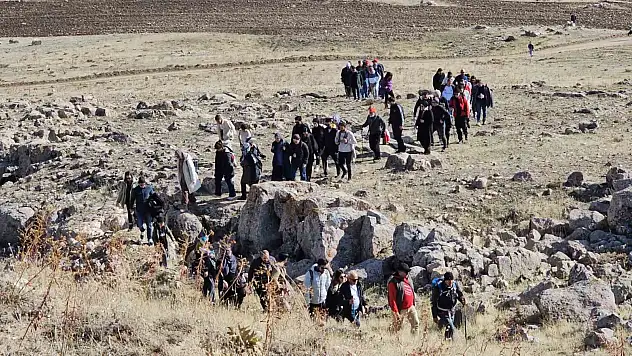 Bitlis'te öğretmenler tarihi tepeye doğa yürüyüşü gerçekleştirdi