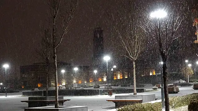 Erzurum'da beklenen kar yağışı başladı