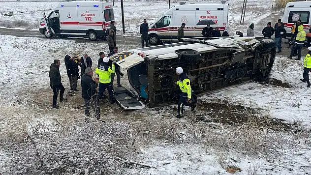 Muş'ta öğretmenleri taşıyan minibüs devrildi