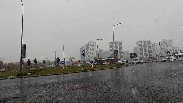 Diyarbakır'ın yüksek kesimlerine kar yağdı