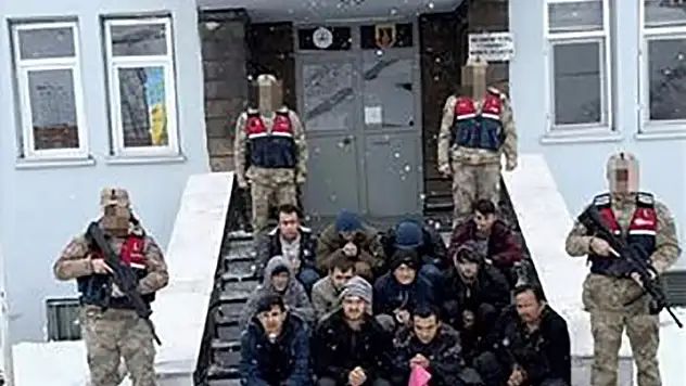 Bitlis'te 39 düzensiz göçmen dronla yakalandı