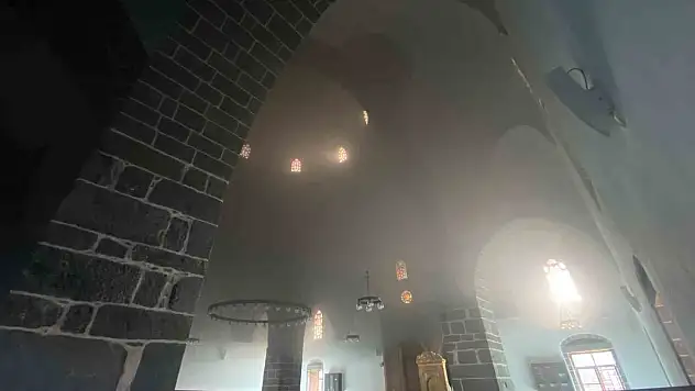 Diyarbakır'da 508 yıllık camide yangın çıktı