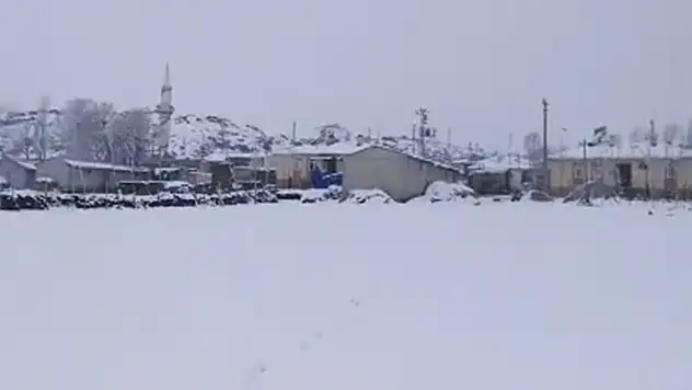 Ağrı'da kar yağışı bir anda bastırdı