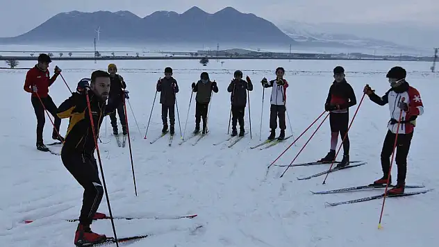 Bitlis'te kayaklı koşu takımının kar üzerindeki antrenmanları başladı