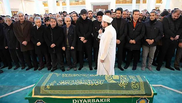 Mahsun Kırmızıgül'ün annesi Diyarbakır'da son yolculuğuna uğurlandı