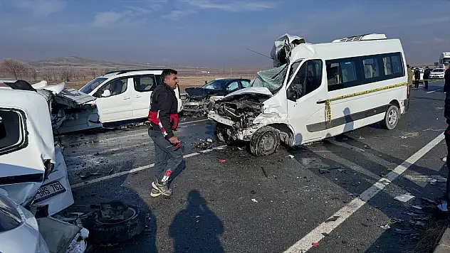 Van'daki iki ayrı zincirleme kazada acı bilanço: 1 ölü, 15 yaralı