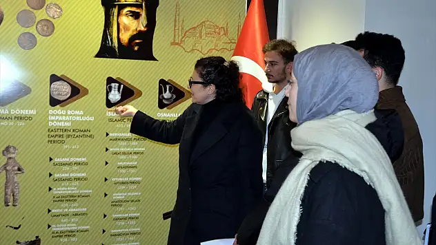 Muş'ta üniversite öğrencileri müzede uygulamalı ders yaptı