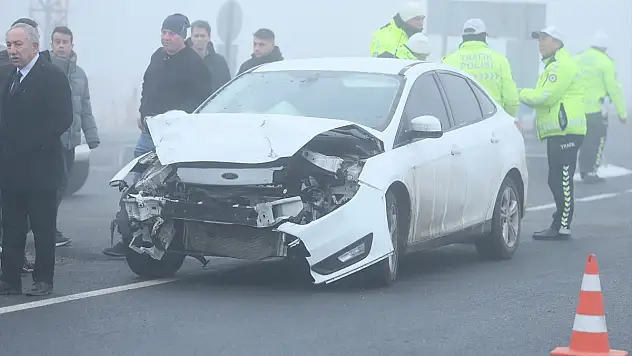 Kars'ta iki otomobilin çarpıştı: Polis memuru yaralandı