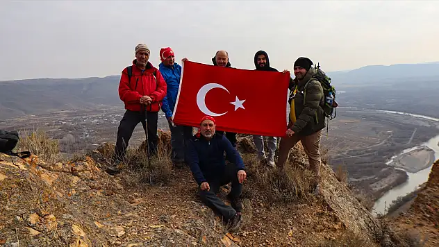 Iğdırlı dağcılar, Dünya Dağ Günü'nü zirvede kutladı