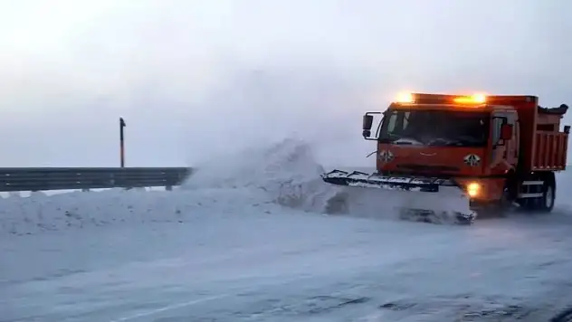 Kars'ta Kar ve Tipi 18 Köy Yolunu Ulaşıma Kapattı