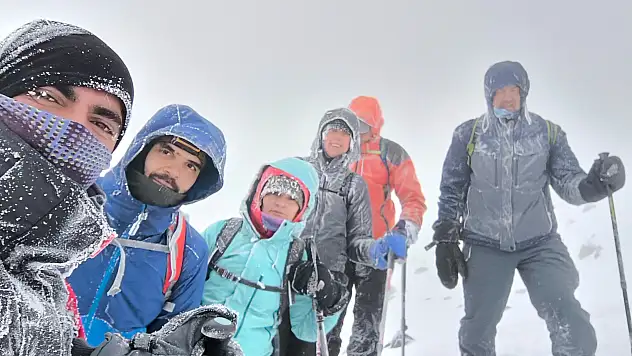 Fırtına ve tipiye rağmen Ağrı Dağı'na zirve tırmanışı