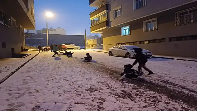 Ağrı'da Buz Tutan Sokaklar, Çocuklara Kayak Pisti Oldu
