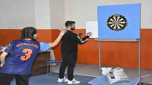 Bitlis'te Okullar Arası Dart İl Birinciliği Heyecanı Başladı