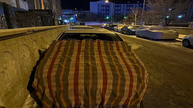 Ağrı'da Araçlar Battaniyelere Sarıldı