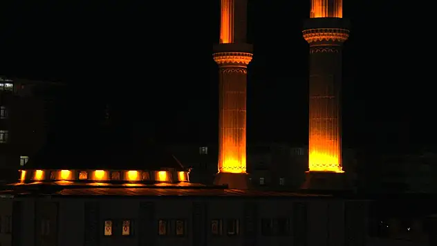 Hacı Halis Ünsal Camii'nin Minareleri Geceyi Aydınlattı