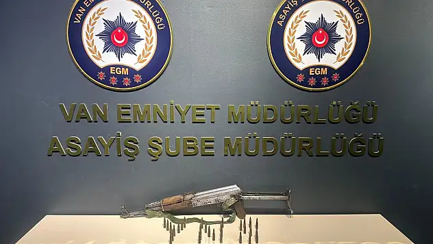 Van'da durdurulan otomobilden uzun namlulu silah çıktı