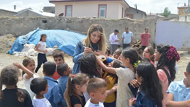 Tayini çıkan öğretmen, Ağrı'daki öğrencilerini unutmadı