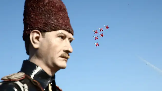 19 Mayıs'ta gökyüzünde dev Türk bayrağı hayran bıraktı