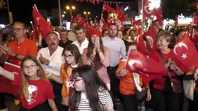19 Mayıs'ta İzmir'de Fener Alayı Yürüyüşü ve Kortej Etkinlikleri Saat Kaçta Yapılacak?