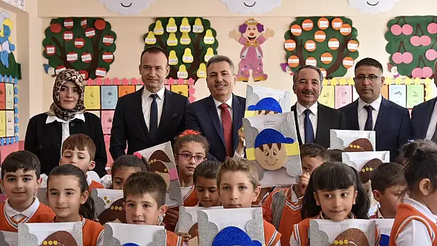Vali Elban, öğrencilerin karne heyecanına ortak oldu