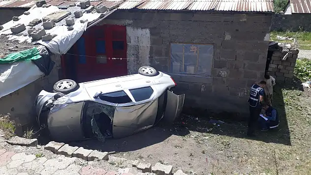 Ağrı şehir merkezinde otomobil bahçeye uçtu