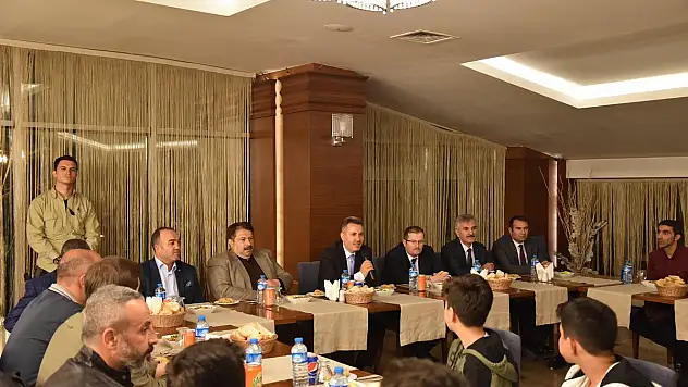 Vali Elban Ağrı'ya gelen Kocaelili öğrencilerle yemek yedi
