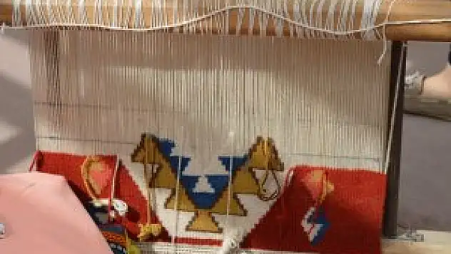Elde halı ve kilim dokuma geleneği yaşatılıyor
