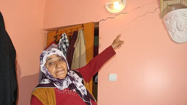 Ağrı'da depremde bir ev zarar gördü