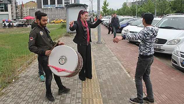 Eşinden boşanıp kutlama yaptı