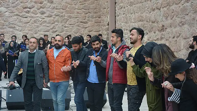 Tarihi sarayda mezuniyet coşkusu