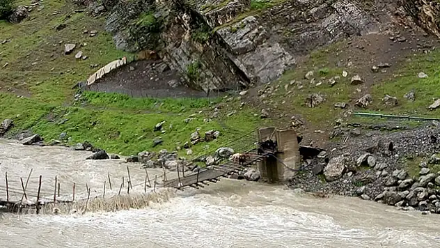 Çoban ve koyunları mahsur kaldı