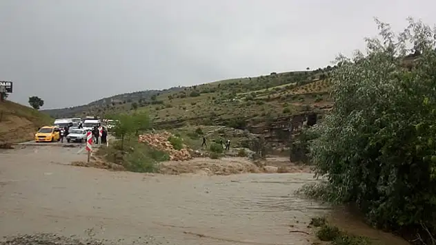 Yağmur yağdı, dereler coştu