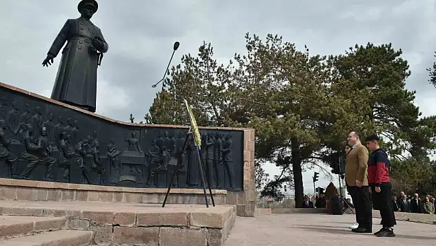 23 Nisan Bayramı, Yakup Yıldız'ın Anıta Çelenk Sunumuyla Coşkuyla Kutlandı!