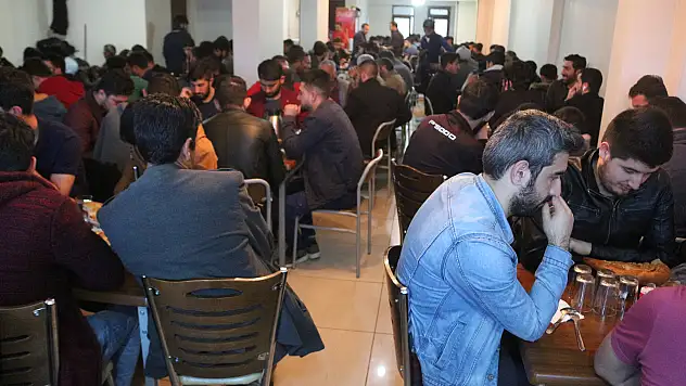 Ağrı'da hayırsever aile yüzlerce kişiye iftar veriyor