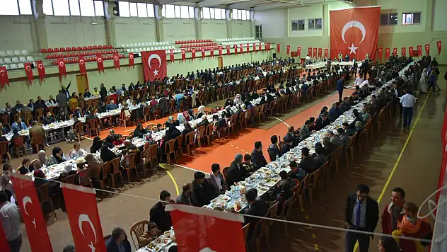 Vali Elban iftar programlarına vatandaşlarla bir araya geliyor