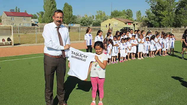 Taşlıçay'da 140 öğrenciye spor malzemesi dağıtıldı