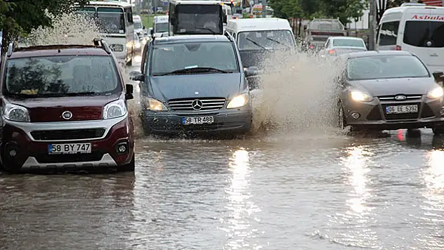 Cadde ve sokaklar doldu taştı