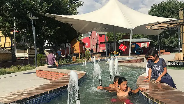 Ağrı'da sıcaktan bunalan çocuklar süs havuzunda serinlediler