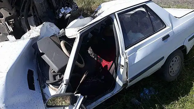 Ağrı'da Kamyonet ve Otomobil Çarpıştı 2 Ölü