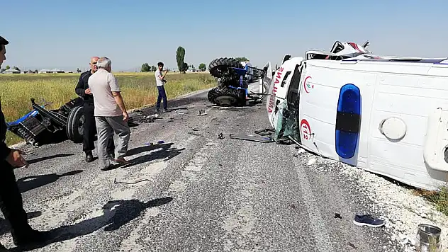 112 Ambulansı Traktörle Çarpıştı