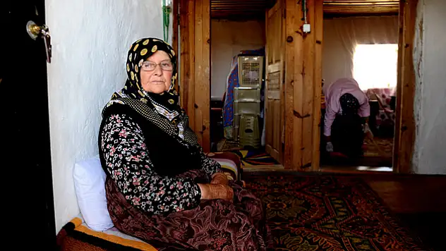 Yarım asırdır tek başına yaşıyor