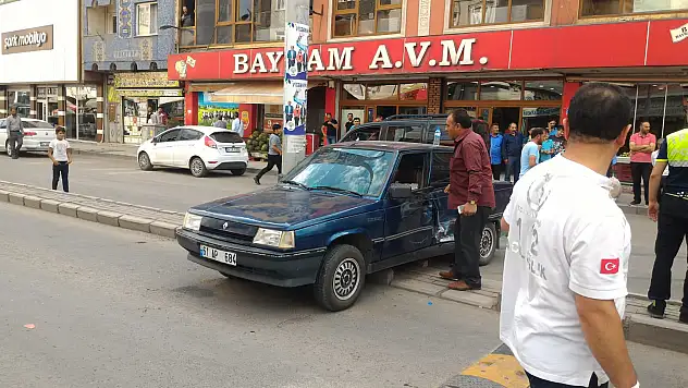 Ağrı'da otomobil ile otobüs çarpıştı