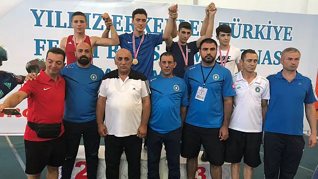 Ağrılı boksörden gümüş madalya