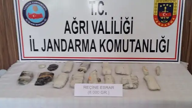 Kaçak Afganların üzerinde 8 kilogram esrar ele geçirildi
